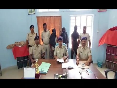 पूर्णिया में हुई हत्या की घटना का खुलासा करती पुलिस