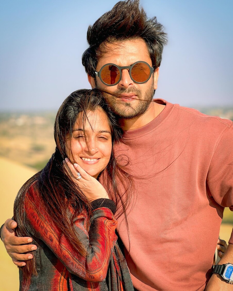 दीपिका कक्कड़ और शोएब इब्राहिम खुशहाल जिंदगी बिता रहे हैं और सोशल मीडिया पर अपनी रोमांटिक तस्वीरें शेयर करते रहते हैं. दीपिका बॉलीवुड फिल्म ‘पलटन’ में भी काम कर चुकी हैं. (फोटो साभार: ms.dipika/Instagram)