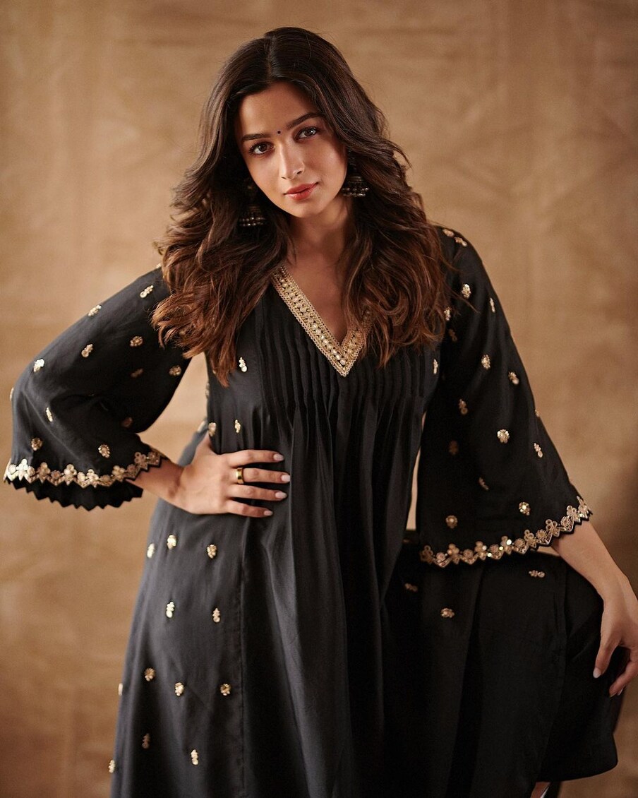  इंडियन एक्सप्रेस से बात करते हुए आलिया भट्ट ने आज के दौर में स्टार की परिभाषा बताते हुए कहा ‘एक स्टार कैसे बनता है? ये प्यार है, लेकिन एक अलग तरह का स्टार भी है तो बॉक्स ऑफिस पर कमाई करवाएगा. लेकिन अब ये कॉन्टेंट के बिना नहीं हो पाएगा’. (फोटो साभार: aliaabhatt/Instagram)
