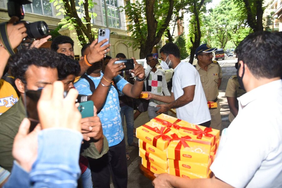  पापा बनने की खुशी में आनंद अहूजा मीड‍िया के फोटोग्राफर्स को म‍िठाई बांटते हुए नजर आए. आनंद और सोनम ने अपने इंस्‍टाग्राम से लोगों के सामने अपने माता-प‍िता बनने की खुशी साझा की. (Photo- Viral Bhayani)