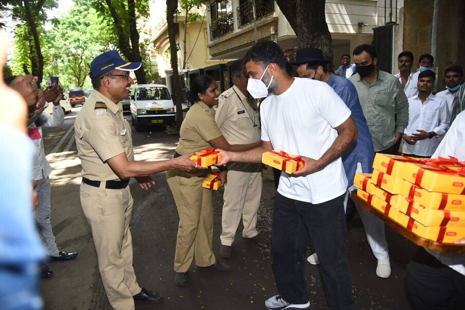  मीड‍िया के साथ ही आनंद अहूजा ने पुल‍िस कर्मियों में भी म‍िठाई के ड‍िब्‍बें बांटे. (Photo- Viral Bhayani)