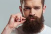 क्या आपकी दाढ़ी के भी झड़ते हैं बाल? इन आसान तरीकों से रोकें बियर्ड हेयर फॉल