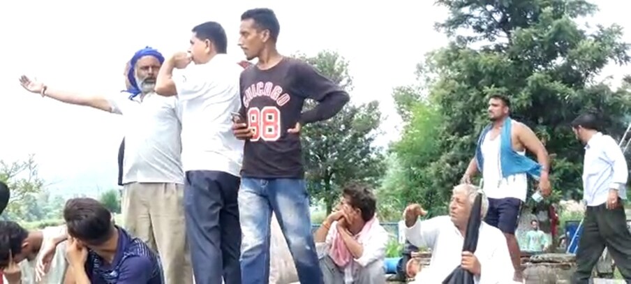  जानकारी के अनुसार, बिलासपुर के झंडूता उपमंडल के तुंगड़ी गाँव के दो नौजवान स्कूल छात्र थे. गरीब परिवारों से तालुल्क रखने वाले इन युवकों के परिजनों का रो-रो कर बुरा हाल है.