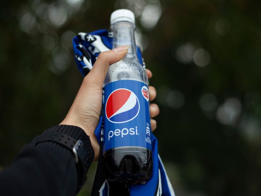   यूक्रेन के साथ युद्ध के दौरान पेप्सी (russian pepsi fruit juice flood) ने अपने कामकाज को रूस से बंद कर दिया है मगर उससे पहले वो वहां काफी स्क्रीय था और उनका बिजनेस भी अच्छाखासा चलता था. साल 2017 में मॉस्को के पास एक छोटे शहर लेबेदायन में पेप्सी फैक्ट्री की छत गिर गई थी. इस वजह से मलबा टैंक पर गिरा और फैक्ट्री में बनने वाले टमाटर, संतरा, अंगूर आदि के जूस का रिसाव हो गया. वो सीधे पास की नदी (fruit juice flood in russia) में बह गया. हादस में दो लोग घायल हुए थे मगर उन्हें ज्यादा चोटें नहीं आई थीं. (प्रतीकात्मक फोटो: Canva)