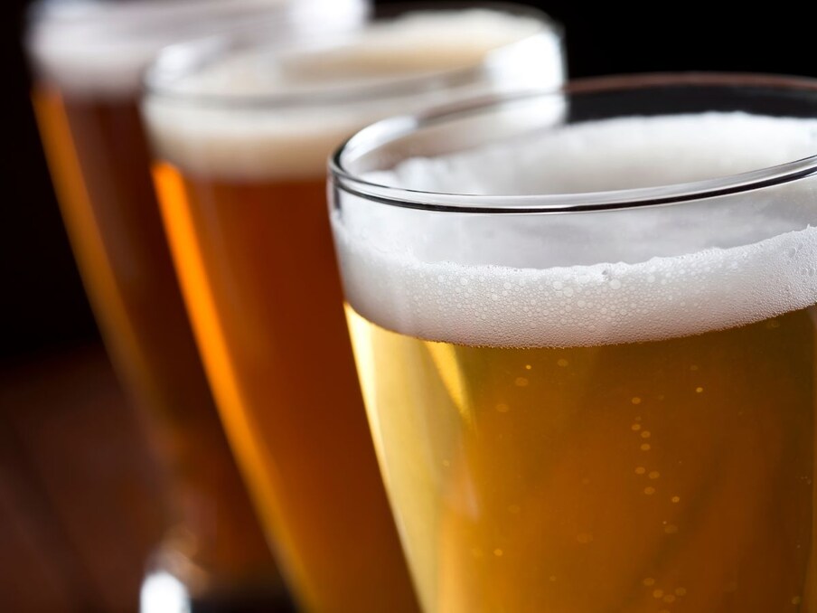   साल 1814 में हॉर्स शू ब्रुवरी में सैंकड़ों गैलन बियर (Beer flood in London) से भरे बैरल फट गए. इस चक्कर में लंदन की सड़कों पर बाढ़ आ गई. बियर की मात्रा इतनी ज्यादा थी कि बाढ़ में 15 फीट ऊंची लहर आ गई. उस लहर के सामने जो भी आया उसकी मौत हो गई. हादस में करीब 8 लोग मारे गए. वहीं कोर्ट ने विचित्र फैसला सुनाते हुए इसे प्राकृतिक आपदा यानी एक्ट ऑफ गॉड बताया और इस वजह से बियर कंपनी को मरने वालों के परिवारों को मुआवजा नहीं देना पड़ा. (प्रतीकात्मक फोटो: Canva)