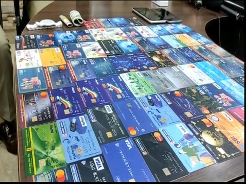 गिरोह के सदस्य एटीएम में घुसकर किसी तरह लोगों को गुमराह कर एटीएम कार्ड बदल देते थे.