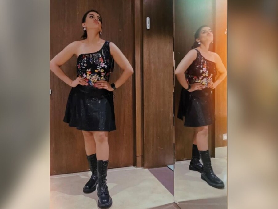  अक्षरा सिंह की इन फोटोज पर लोग जमकर कमेंट्स कर रहे हैं. जहां उनके फैंस उनकी तारीफ करते नहीं थक रहे हैं वहीं, कुछ यूजर्स उनकी फिरकी ले रहे हैं. एक यूजर ने लिखा, 'पोज भी सोच समझ कर दिया करिए मैम'.