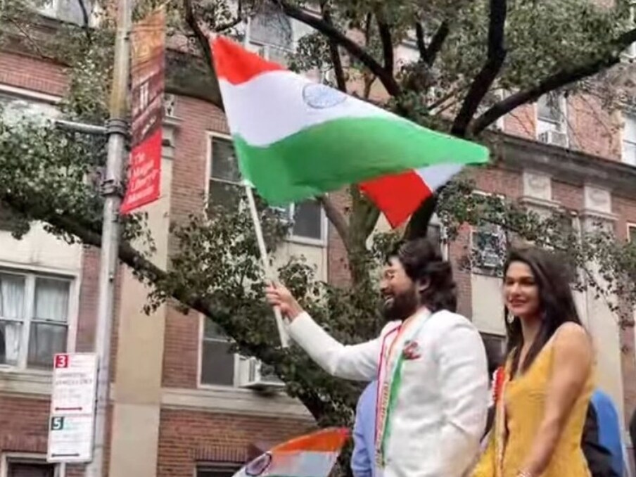अल्लू अर्जुन के साथ सभी लोगों ने जय हिंद के नारों गूंजे और जब उन्होंने सभा को संबोधित किया, तो उन्होंने गर्व से हमारे राष्ट्रीय ध्वज को लेकर कहा, 'ये भारत का तिरंगा है, कभी झुकेगा नहीं.'