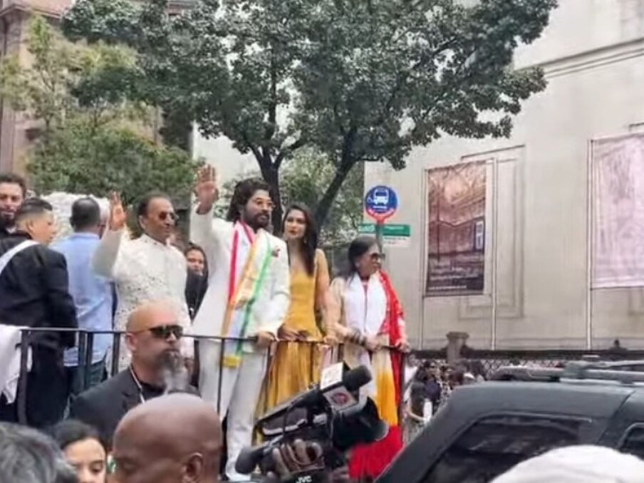 अमेरिका में भारतीय ध्वज पकड़े हुए अल्लू अर्जुन पत्नी स्नेहा रेड्डी के साथ भारत दिवस परेड का नेतृत्व करते दिखे. अभिनेता के फैंस उनके द्वारा यूनाइटेड स्टेट्स में तिरंगा फहराने को लेकर बहुत खुश हैं और उनकी जमकर तारीफ कर रहे हैं.