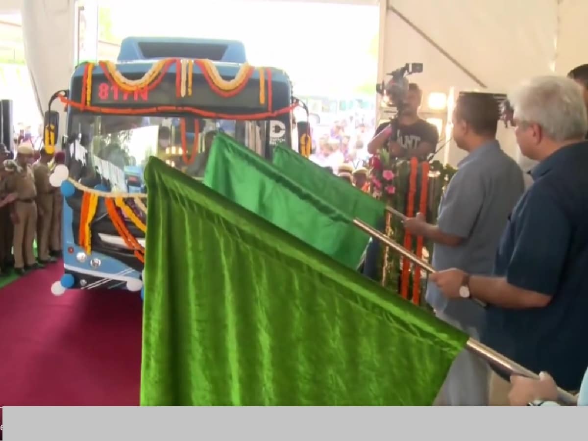 सीएम केजरीवाल ने 97 इलेक्ट्रिक बसों को दिखाई हरी झंडी, मेट्रो जैसी सुविधाओं  से है लैस - cm arvind kejriwal 97 inaugurates electric buses equipped with  facilities like metro – News18 ...