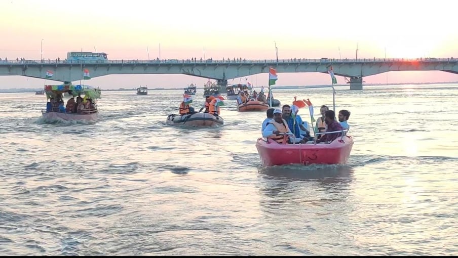 हर घर तिरंगा अभियान के लेकर धर्म नगरी अयोध्या में राष्ट्रभक्ति भी चरम पर है. सरयू के घाटों पर तिरंगा लेकर जिले के आला अधिकारी पंहुचे तो श्रद्धालुओं ने वंदे मातरम और जय हिंद जैसे देश भक्ति के नारे लगाए.