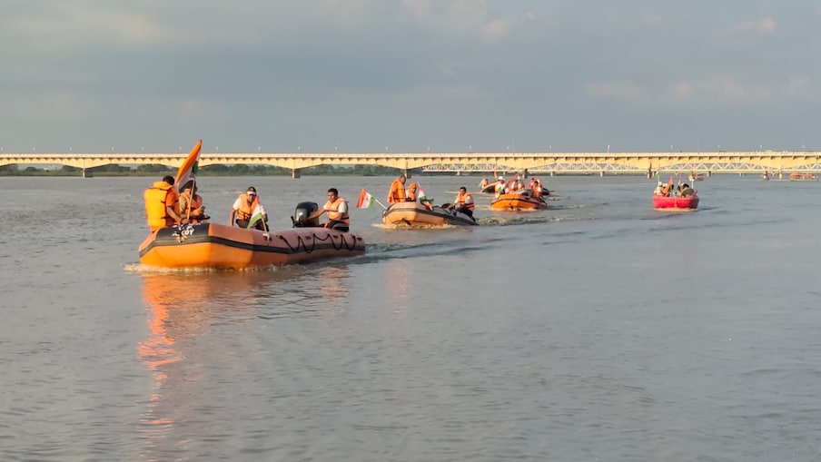 अधिकारियों ने नाव के जरिए तिरंगा यात्रा में निकला तो झांकी आकर्षण का केंद्र बन गई. तट पर मौजूद हर कोई भारत माता की जय का नारा लगाने लगा. पूरा सरयू तट भारत माता के जयकारों में गूंज उठा. राम की नगरी अयोध्या में आजादी का 75वां अमृत महोत्सव काफी यादगार हो गया. राज्य में पहली बार नौका से तिरंगा यात्रा निकाली गई.