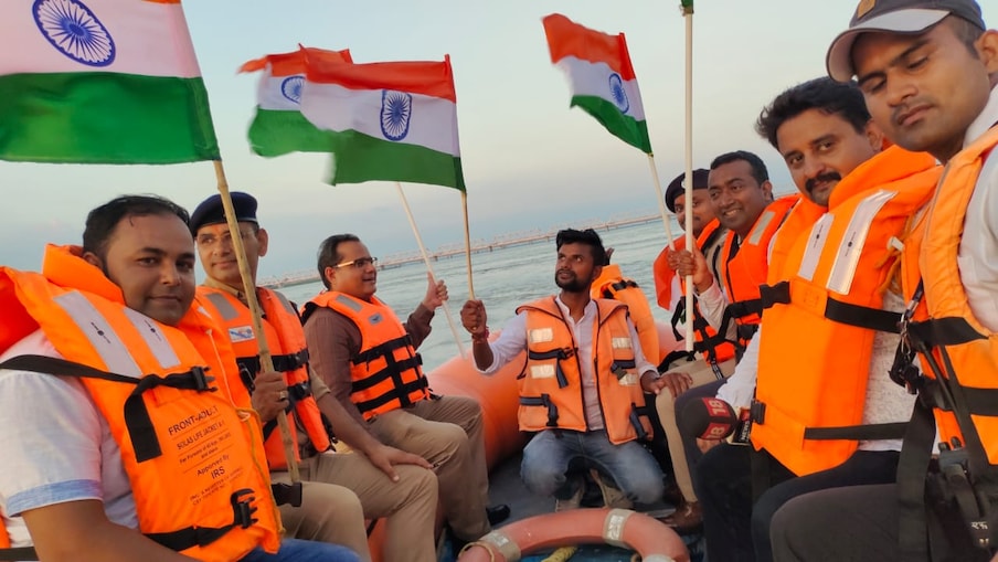 अयोध्या में हर घर तिरंगा अभियान को लेकर संत-महात्माओं और श्रद्धालुओं में काफी जोश देखने को मिला. आजादी के अमृत महोत्सव पर राम नगरी में श्रद्धा और राष्ट्रभक्ति का अनूठा संगम देखने को मिला.