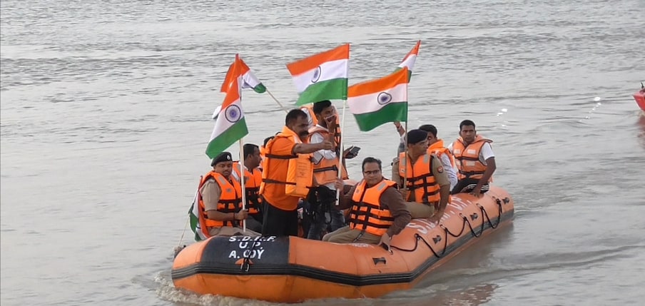 हर घर तिरंगा अभियान के तहत राम की नगरी अयोध्या में जिले के वरिष्ठ अधिकारियों ने सरयू नदी की अविरल जलधारा में तिरंग यात्रा निकाली.सरयू की लहरों के बीच फहरता तिरंगा लोगों के आकर्षण का मुख्य केंद्र था.
