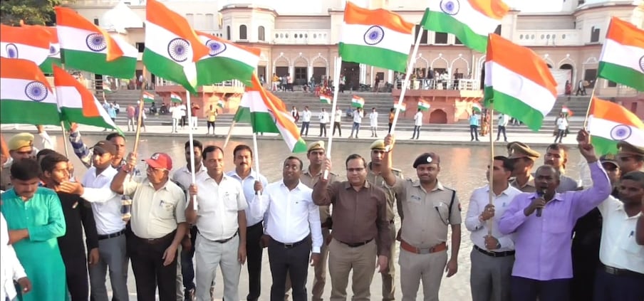 राम नगरी अयोध्या में तिरंगा यात्रा को लेकर जिले के कमिश्नर, जिला अधिकारी और वरिष्ठ पुलिस अधीक्षक ने अपने लाव लश्कर के साथ तिरंगा यात्रा को संपन्न किया .