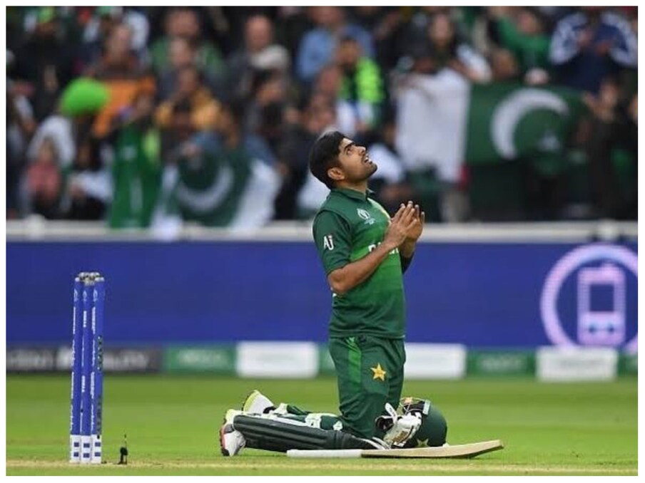  हॉन्गकॉन्ग के खिलाफ अगर आज के मुकाबले में पाक टीम को जीत हासिल करनी है तो कप्तान बाबर आजम (Babar Azam) का चलना बेहद जरुरी है. मौजूदा समय में वह प्रचंड फॉर्म में चल रहे हैं. हालांकि वह भारत के खिलाफ अपने पिछले मुकाबले में कुछ खास कारनामा नहीं दिखा पाए, और महज 10 रन के व्यक्तिगत स्कोर पर आउट होते हुए पवेलियन चलते बने थे. (Babar Azam Instagram)