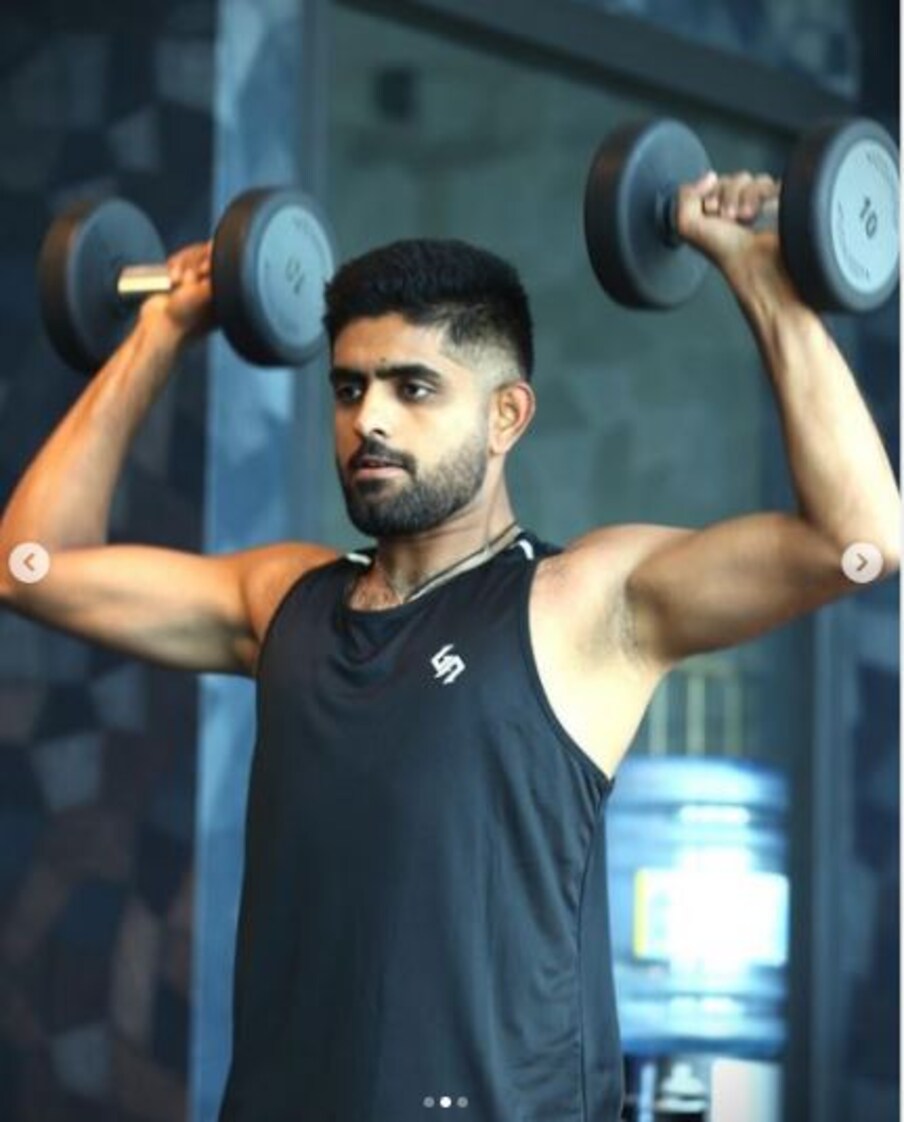  पाकिस्तान के कप्तान बाबर आजम ने इंटरनेशनल क्रिकेट में डेब्यू के बाद से लगातार अपनी बल्लेबाजी से प्रभावित कर रहे हैं. बेहद कम समय में बाबर की तुलना भारतीय क्रिकेट टीम के पूर्व कप्तान विराट कोहली से की जा रही है. बावजूद इसके बाबर अपने प्रदर्शन पर इसका किसी तरह का दबाव नहीं आने दे रहे हैं. बाबर की अगुआई में पाकिस्तानी टीम बड़े टूर्नामेंट जीतने की फिराक है, हालांकि पिछले टी20 वर्ल्ड कप में वह नजदीक पहुंचने में सफल रहे थे. (Instagram)