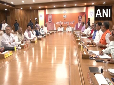 बिहार बीजेपी की कोर ग्रुप की बैठक में मंगलवार को बिहार के ताजा राजनीतिक हालात पर काफी अहम चर्चा हुई. 