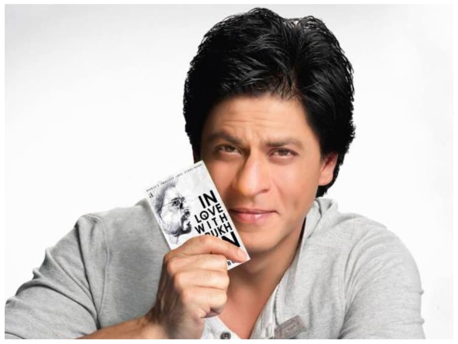  Books On SRK: एसआरके यानी शाह रुख खान के सफर पर कई किताबें लिखी जा चुकी हैं. इनमें अजिताभ बोस (Ajitabha Bose) द्वारा लिखित 'इन लव विद शाह रुख खान' (In Love With Shah Rukh Khan) सबसे खास है. यह एक पॉकेट बुक है, जिसका कॉन्सेप्ट खुद शाह रुख को भी बहुत पसंद आया था. इसके बाद उन्होंने लेखक अजिताभ बोस को अपने जन्मदिन की पार्टी में मुंबई तक बुलाया था.