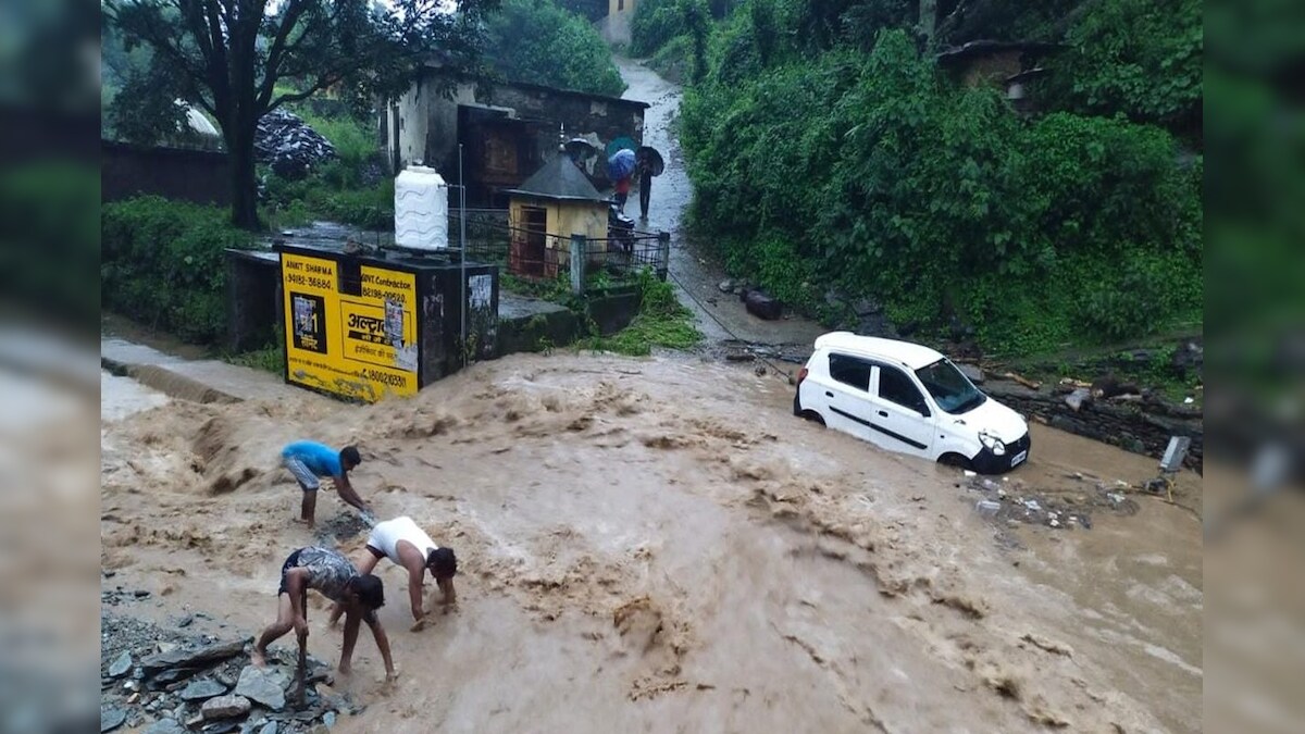 Heavy Rain in Himachal: डलहौजी में फ्लैश फ्लड दो गाड़ियां बहीं 37 घर और दुकानों को नुकसान