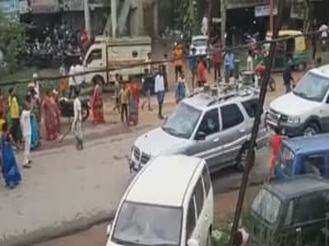 CM नीतीश कुमार के काफिले पर पटना में पथराव से मचा हड़कंप, कई गाड़ियों के  शीशे टूटे - stone pelting on cm nitish kumar carcade many vehicles glass  damaged in the incident