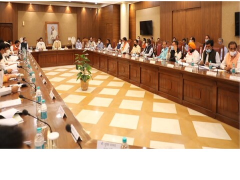 भोपाल में आज शिवराज कैबिनेट की मीटिंग हुई. कुछ मंत्री वर्चुअली इसमें शामिल हुए.