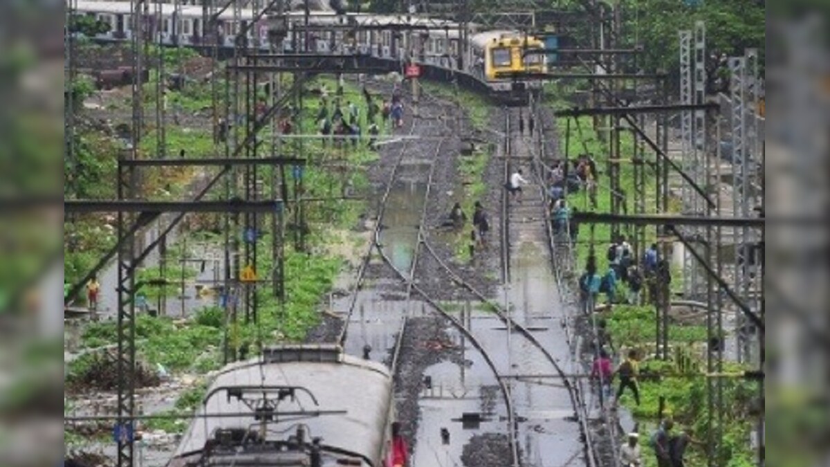 मध्य रेलवे: रेल पटरियों पर पत्थर गिरने से मुंबई-पुणे मार्ग पर ट्रेन सेवाएं करीब आठ घंटे प्रभावित
