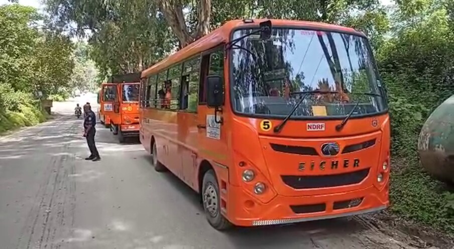 कई बार अधिक बरसात में लोग इस यात्रा में फंस जाते हैं. इसी को मद्देनजर रखते हुए प्रशासन द्वारा मणिमहेश यात्रा के दौरान एनडीआरएफ की दो टीमों को तैनात किया गया है. ये दोनों टीमें मणिमहेश यात्रा के लिए रवाना हो चुकी हैं.