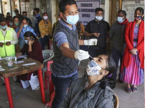 देश में फिर बढ़ता जा रहा कोरोना का कहर, 24 घंटे में आए 6400 पार नए केस (फाइल फोटो)