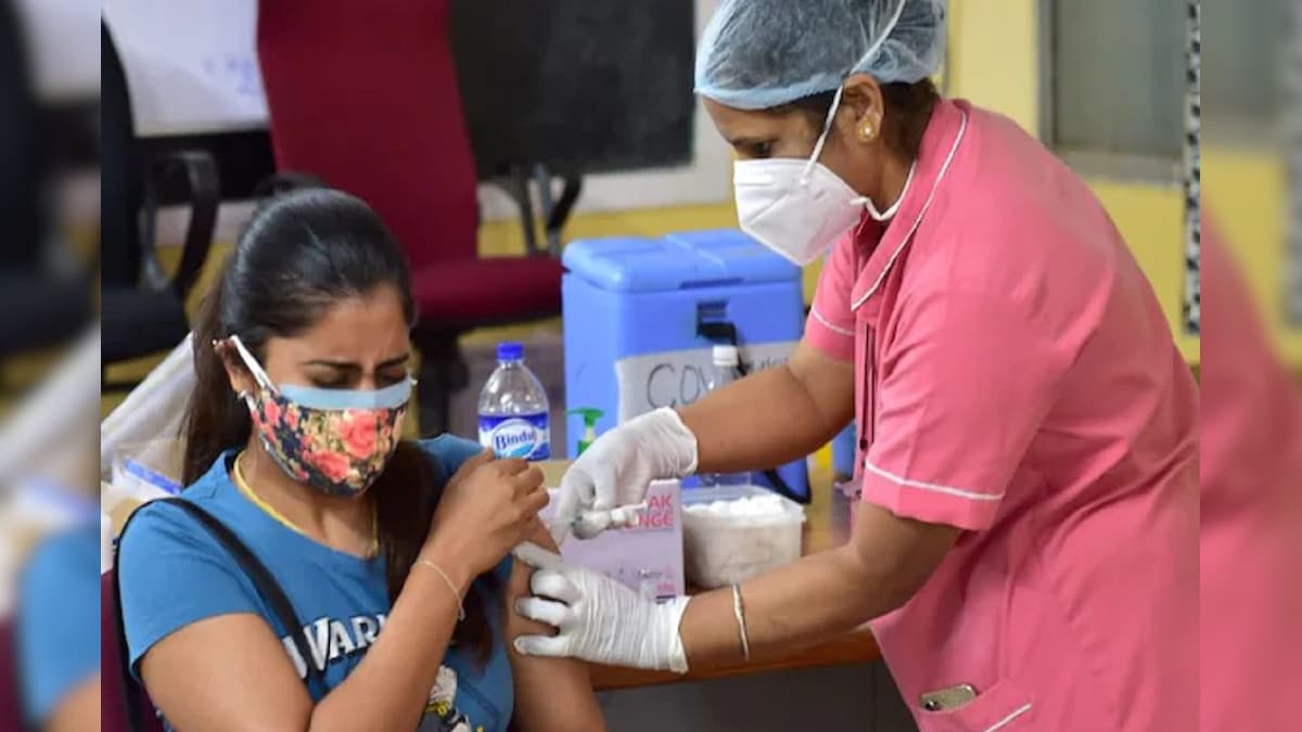 COVID-19: भारत में कोरोना वैक्सीन के अब तक 206 करोड़ से अधिक डोज लगाए गए