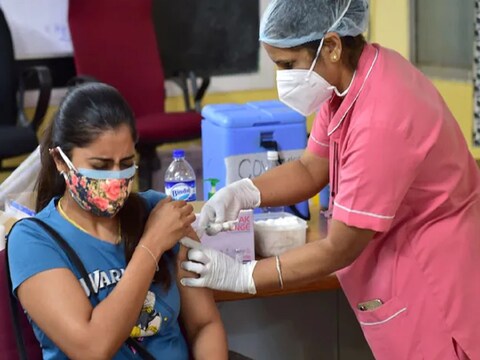 15 से 18 वर्ष के बीच के 6.13 करोड़ से अधिक किशोरों को पहली खुराक दी जा चुकी है. (सांकेतिक तस्वीर)
