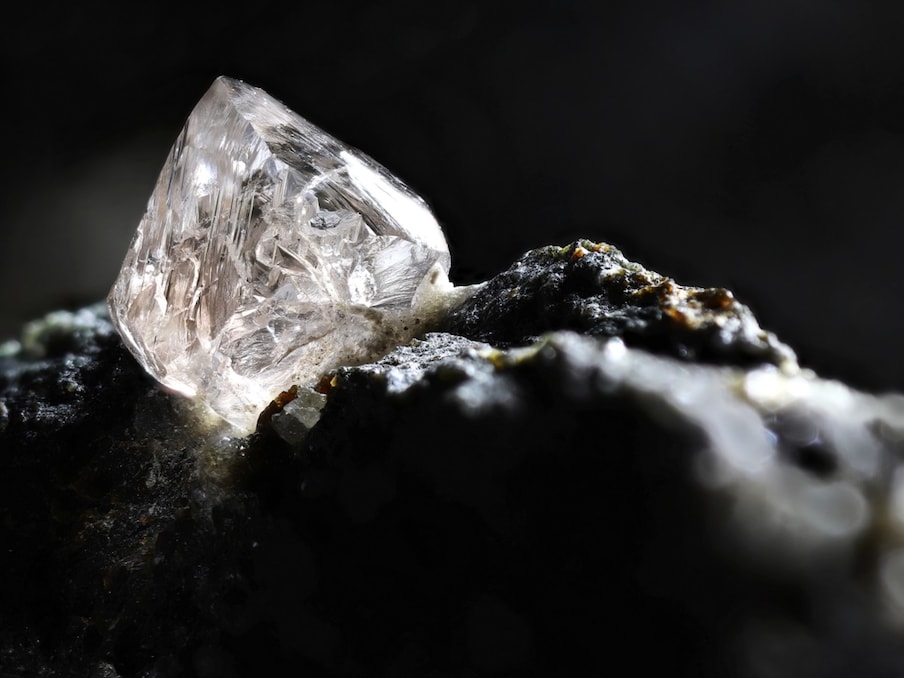  हीरे (Diamonds)और उनके अंदर के पदार्थों के अध्ययन के जरिए वैज्ञानिक यह जान सके कि अधिकांश हीरे पृथ्वी की मेंटल (Mantle) परत में मौजूद कार्बन युक्त द्रव्य (Carbon fluid) में विकसित होते हैं जब वह मेंटल चट्टानों की दरारें के जरिए ऊपर की ओर आता है. इस दौरान द्रव्य में दबाव और तापमान में बदलाव की वजह से कार्बन का क्रिस्टलीकरण होता है जिससे द्रव्य ठोस में बदल कर अंततः हीरे में बदल जाता है. (प्रतीकात्मक तस्वीर: shutterstock)