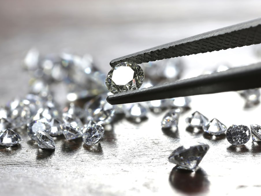  हीरा (Diamond) कीमती पत्थर केवल जेवरात की दुकानों के लिए ही नहीं है. इस अनोखे पत्थर के बारे में बहुत कम लोग जानते हैं कि यह कैसे बनता है. ज्यादातर लोगों को यही पता है कि यह चमकीला पत्थर कोयले की खदानों (Coal Mines) में उच्च दबाव से बनता है लेकिन हीरे के प्राकृतिक रूप से बनने (Natural Formation of Diamond) की कहानी वास्तव में कुछ अलग और ज्यादा दिलचस्प है. वैज्ञानिक हीरे के बनने की प्रक्रिया की विस्तार से व्याख्या करने का प्रयास कर रहे हैं. (प्रतीकात्मक तस्वीर: shutterstock)