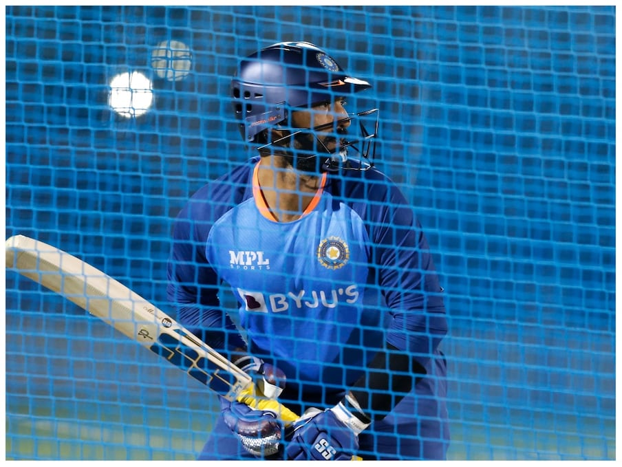  अनुभवी खिलाड़ी दिनेश कार्तिक भी बीसीसीआई द्वारा शेयर की गई इन तस्वीरों का हिस्सा हैं. कार्तिक ने आईपीएल 2022 में शानदार खेल दिखाया, जिसके बाद टीम इंडिया में उनकी वापसी की मांग हुई. कार्तिक ने आईपीएल 2022 में 14 पारियों में 192 रन बनाए. विकेटकीपर ने हाल ही में अपना पहला टी20 इंटरनेशल अर्धशतक भी जड़ा. उनकी हालिया परफॉर्मेंस के दम पर ही उन्हें बड़े टूर्नामेंट में प्लेइंग इलेवन में रखने की मांग हो रही है. (BCCI/Twitter)