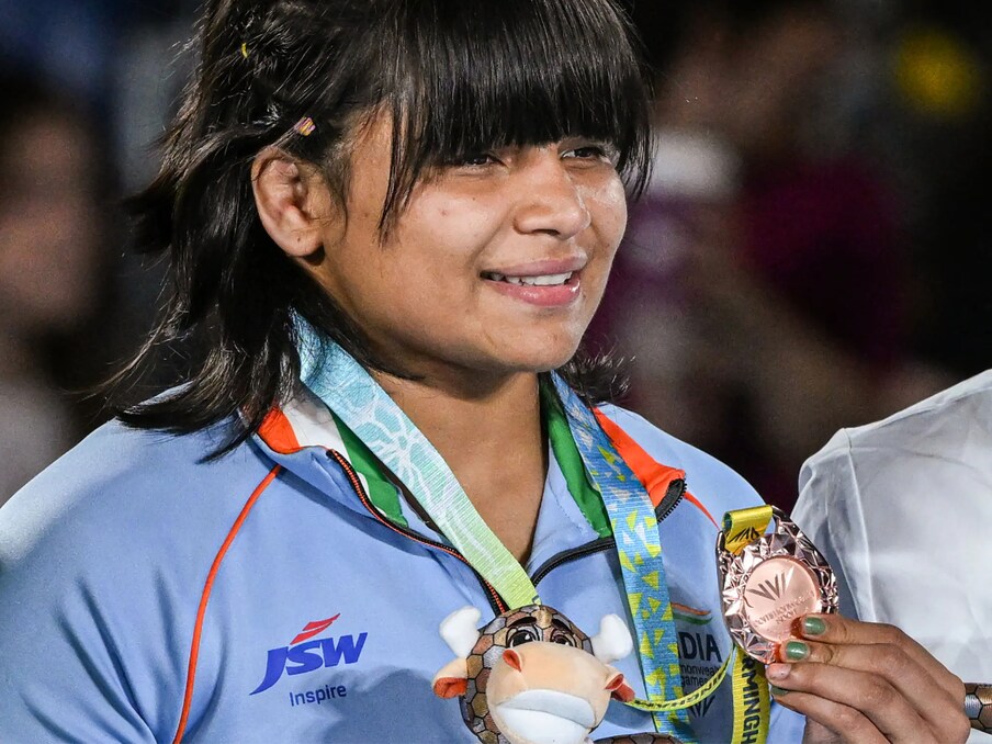  महिला पहलवान दिव्या काकरान भी ब्रॉन्ज मेडल जीतने में सफल रहीं. 68 किग्रा वेट कैटेगरी के क्वार्टर फाइनल में वे नाइजीरिया की ब्लेसिंग ओबोरूडुडू से हार गई थीं. इसके बाद रेपचेज से वे मेडल तक पहुंचीं. उन्होंने टाइगर लिली कॉकर लेमालियर को सिर्फ 30 सेकंड में हराकर मेडल जीता. (PTI)