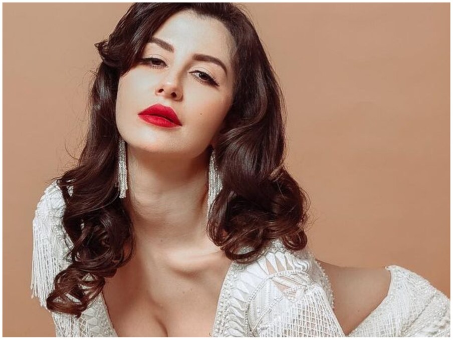  बॉलीवुड स्टार (Arbaaz Khan) की गर्लफ्रेंड मॉडल जॉर्जिया एंड्रियानी (Giorgia Andriani) बी-टाउन में अपने किलर लुक के लिए काफी फेमस हैं. कुछ ऐसा ही एक बार फिर से उनकी लेटेस्ट तस्वीरों में एक बार फिर से देखने को मिल रहा है.(फोटो साभार इंस्टाग्राम @giorgia.andriani22)