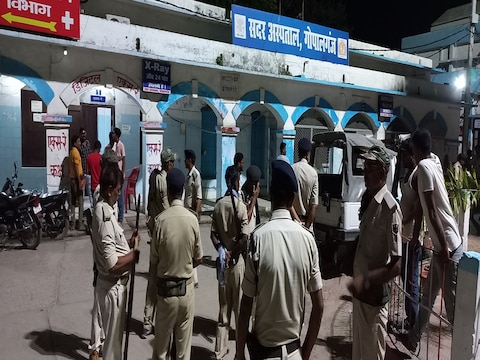 गोपालगंज सदर अस्पताल के इमरजेंसी वार्ड में इलाज के अभाव में एक मरीज की मौत हो गई, जिसके बाद परिजनों ने जमकर हंगामा किया.