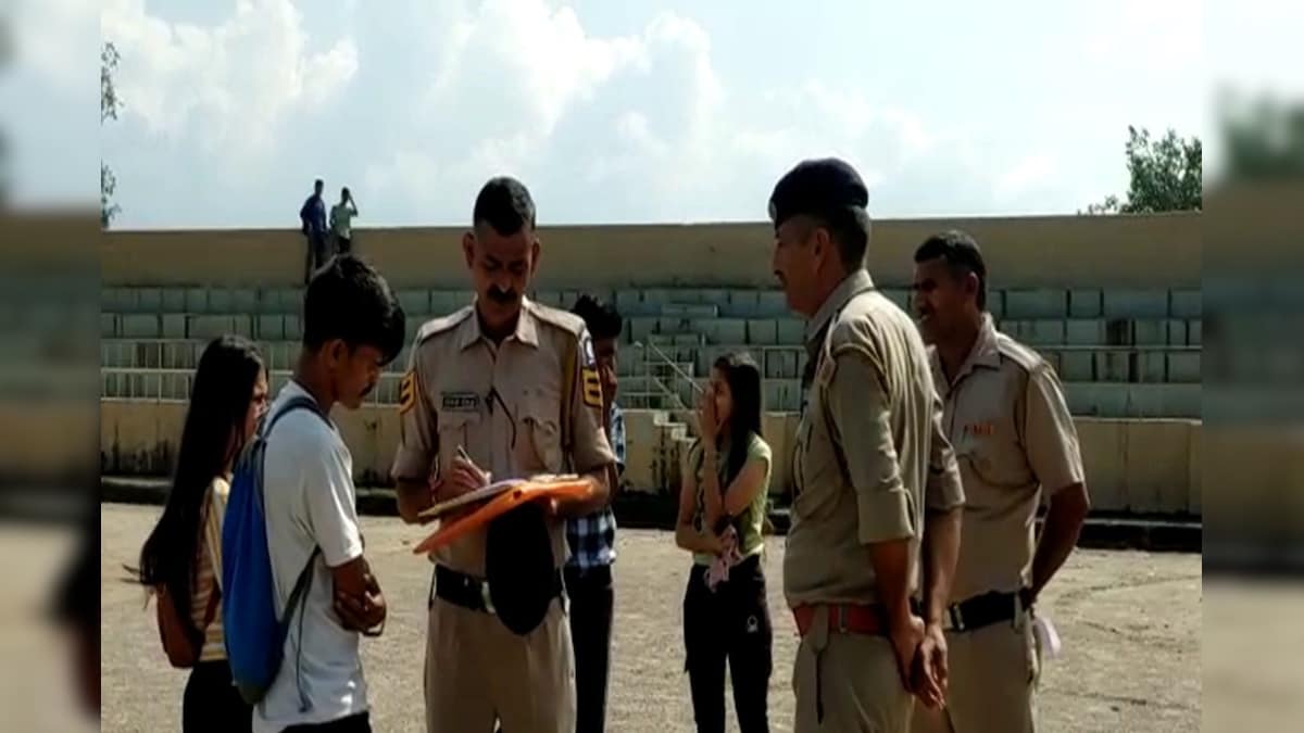 VIDEO: हमीरपुर में स्कूल ग्राउंड में पुलिस की दबिश प्रेमी जोड़े मैदान छोड़कर भागे