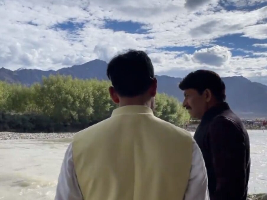  आपको बता दें कि इससे मनोज तिवारी और निरहुआ साथ में लेह के पास सिंधु नदी लद्दाख पहुंचे थे. इस दौरान एक वीडियो भी एक्टर ने अपने इंस्टाग्राम पर शेयर किया था. जिसमें सारा नजारा देखते ही बन रहा था. (Photos- Manoj Tiwari Instagram)
