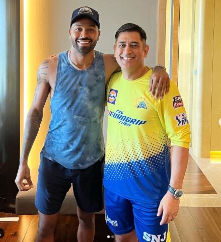 हार्दिक पंड्या ने विंडीज से T20 सीरीज जीतने के बाद MS Dhoni से की मुलाकात,  लोग बोले- एक फ्रेम में दो लीजेंड - watch photos hardik pandya share pics  with ms dhoni