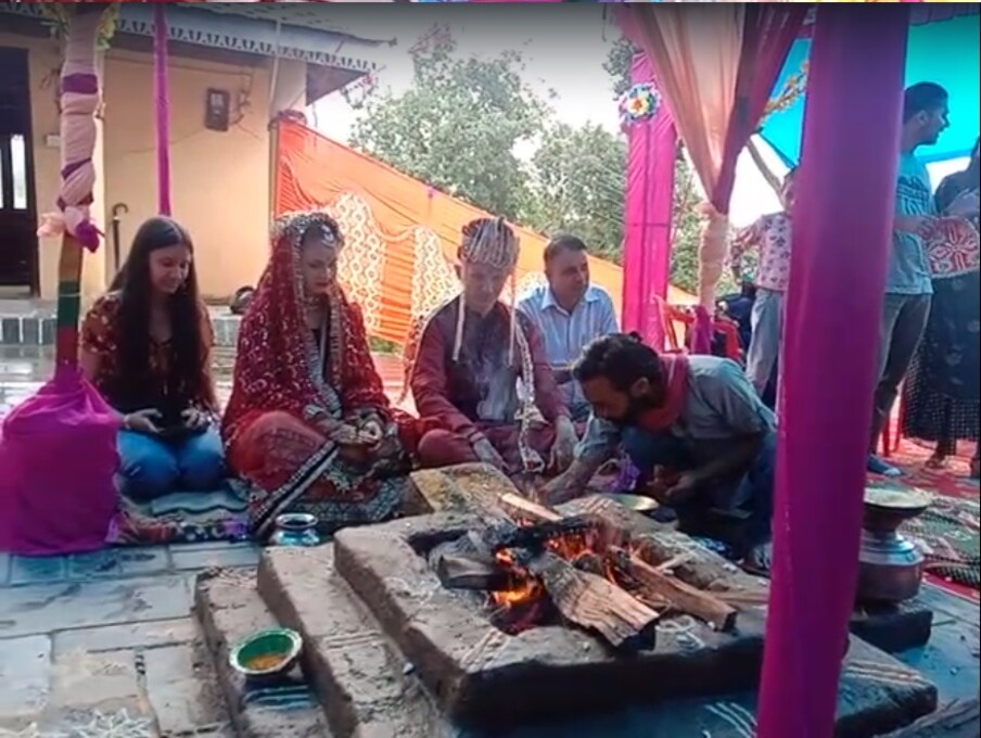  काबिले गौर है कि धर्मशाला के खनियारा की पहाड़ियों पर स्थित एक मंदिर में इस प्रेमी जोड़े ने जहां हिन्दू रीति रिवाजों के मुताबिक विवाह किया. वहीं पुरोहितों ने भी इनसे बाकायदा लग्न, मुहूर्त और उचित तिथि का गहन अध्ययन करने के बाद वेद और मन्त्रोचार के साथ सात फेरे भी लगवाए.