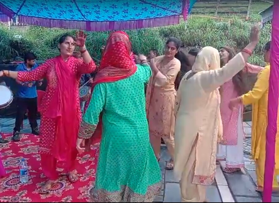  रूसी मूल के इस शख्स ने अब इजरायल की राष्ट्रीयता ग्रहण कर ली है. इन दोनों की शादी में पर्यटन नगरी धर्मशाला और मकलोडगंज के धर्मकोट में रहने वाले विदेशी मेहमान भी हिन्दू रिति-रिवाज निभाते हुए नजर आए. इसके बाद विवाह समारोह में शामिल होने वाले लोगों के लिए कांगड़ी धाम का भी आयोजन किया गया.