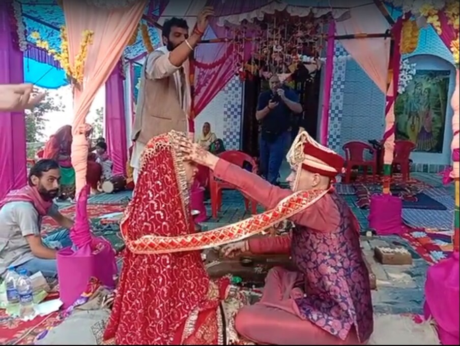  यहां के प्रसिद्ध पंडित संदीप शर्मा के सानिध्य में रूसी युवक सिरगी नोविका और यूक्रेनी युवती एलोना ब्रामोका का विवाह हुआ, जबकि विनोद शर्मा व उनके परिवार ने कन्यादान कर सभी वैवाहिक कार्यक्रम को पूर्ण करने में महत्वपूर्ण भूमिका निभाई.