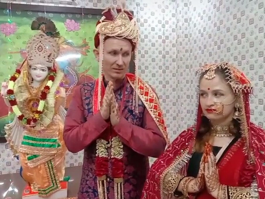  इस दौरान नारायण मंदिर दिव्य आश्रम खड़ौता में नवविवाहित जोड़े ने आशिर्वाद प्राप्त किया और साथ ही लोक वाद्य यंत्र विन बाजे में दूल्हा-दुल्हन संग सभी मौजूद लोगों ने गद्दीयाली गीतों में नाटी भी डाली.