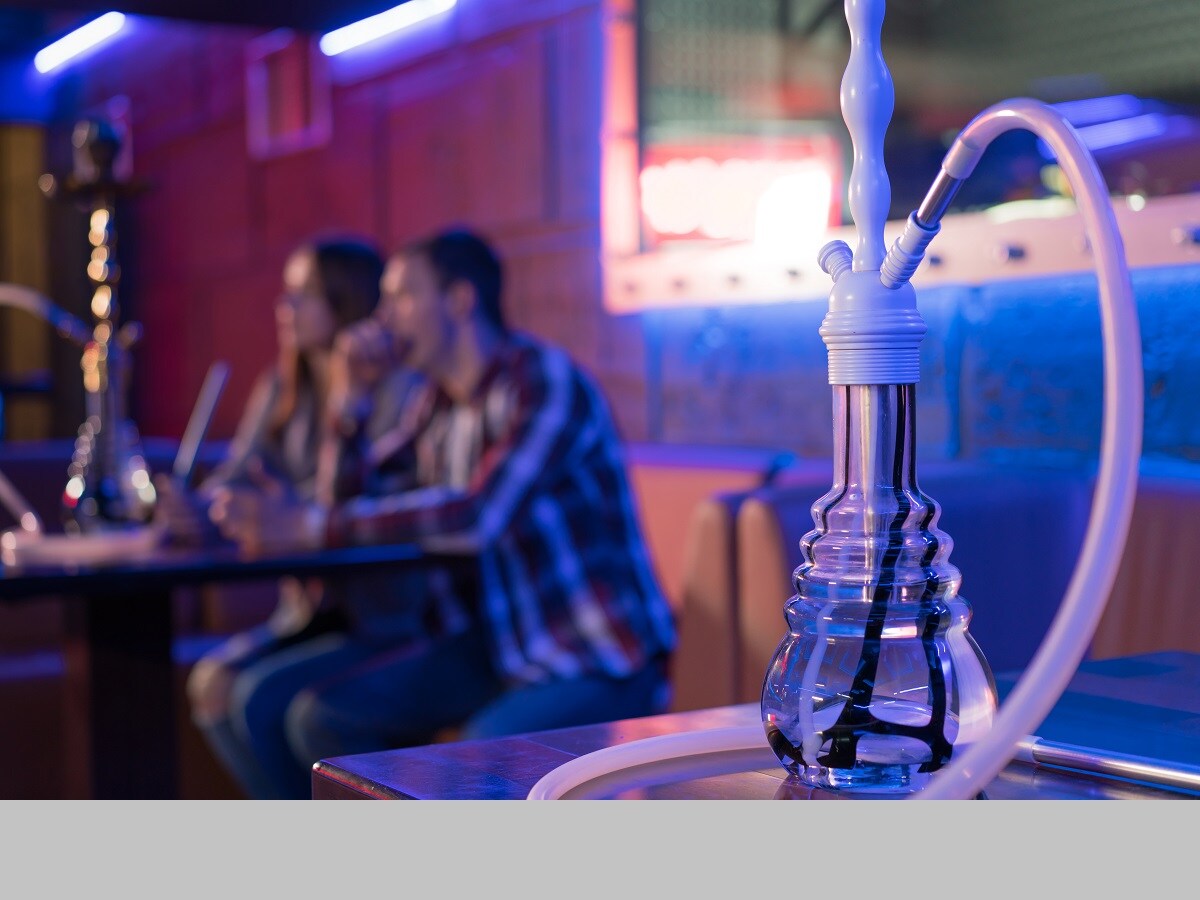 नोएडा अंसल मॉल में चल रहा था अवैध हुक्का बार, पुलिस रेड में 3 गिरफ्तार