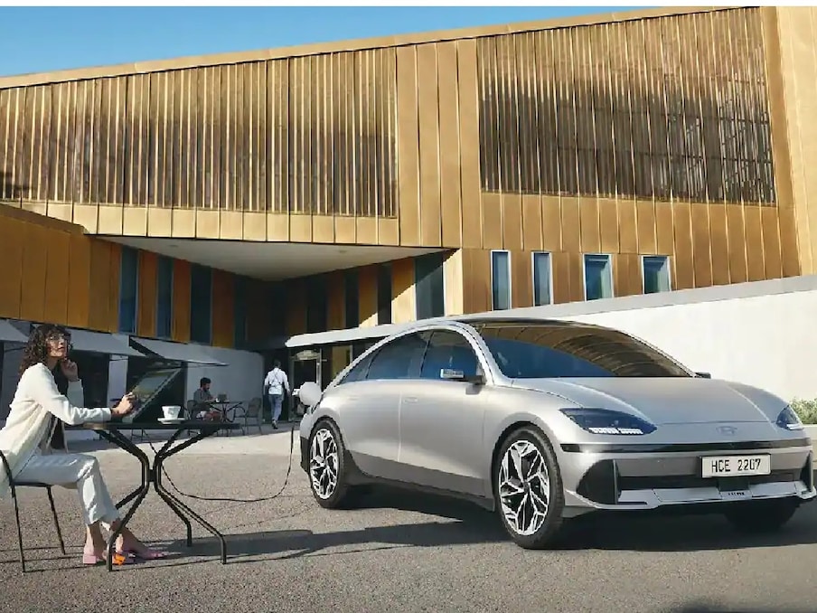 Hyundai Ioniq 6 फास्ट चार्जिंग तकनीक के साथ आती है, जो EV को केवल 18 मिनट में 10-80 प्रतिशत तक चार्ज कर सकती है. ऑटोमेकर का दावा है कि इसमें व्हीकल-टू-लोड (V2L) सिस्टम भी मिलता है जो चार्जिंग पोर्ट के माध्यम से बाहरी उपकरणों को पावर देता है.