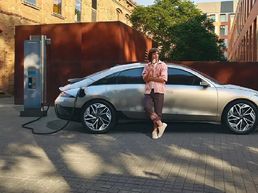 यह इलेक्ट्रिक सेडान दो बैटरी वेरिएंट में उपलब्ध है. इसमें एक में 53.0 kWh की बैटरी और दूसरे में 77.4 kWh का बैटरी पैक मिलता है. हुंडई का दावा है कि कार एक बार चार्ज करने पर 610 किमी तक चलाया जा सकता है. Hyundai Ioniq 6 के प्री-ऑर्डर ने Hyundai Ioniq 5 को भी पीछे छोड़ दिया है, जिसने पिछले साल फरवरी में पहले दिन 23,760 ऑर्डर प्राप्त किए थे.