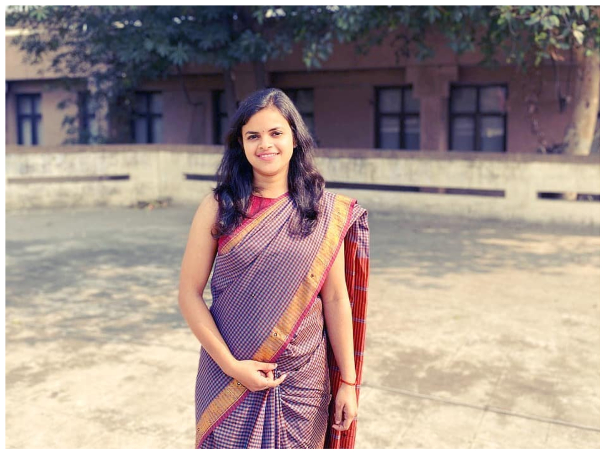  IRS Sakshi Garg Biography: आईआरएस साक्षी गर्ग उत्तर प्रदेश के सोनभद्र जिले के रॉबर्ट्सगंज की रहने वाली हैं. वहां से यूपीएससी परीक्षा (UPSC Exam) में सफल होने वाली वो पहली उम्मीदवार हैं. साक्षी के पिता कृष्ण कुमार गर्ग पेश से व्यापारी हैं और माता रेनु गर्ग एक होममेकर हैं (Sakshi Garg Family). साक्षी गर्ग शुरू से पढ़ाई में काफी होशियार रही हैं और अपनी कड़ी मेहनत के दम पर उन्होंने यह मुकाम हासिल किया है.
