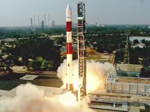 इसरो ने अपने पहले लघु उपग्रह प्रक्षेपण यान को सफलतापूर्वक प्रक्षेपित किया. (ANI Photo)