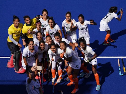 भारतीय महिला हॉकी टीम ने कॉमनवेल्थ गेम्स में ब्रॉन्ज मेडल जीतने के बाद जमकर जश्न मनाया. (AP) 